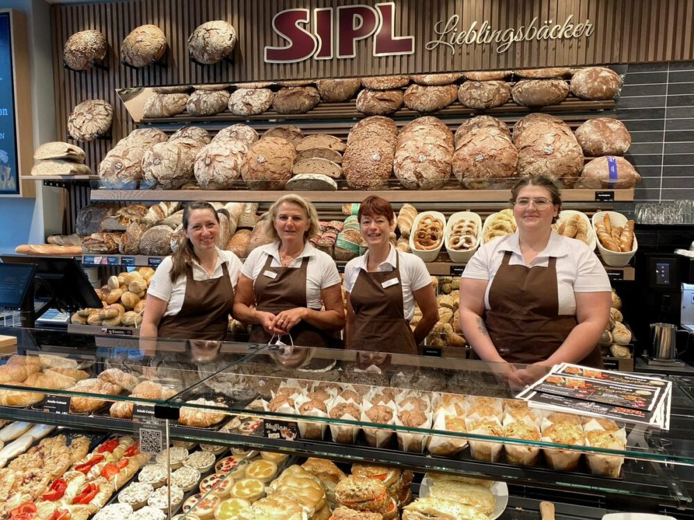 Verkäuferinnen der Bäckerei Sipl bei der Arbeit in Denkendorf