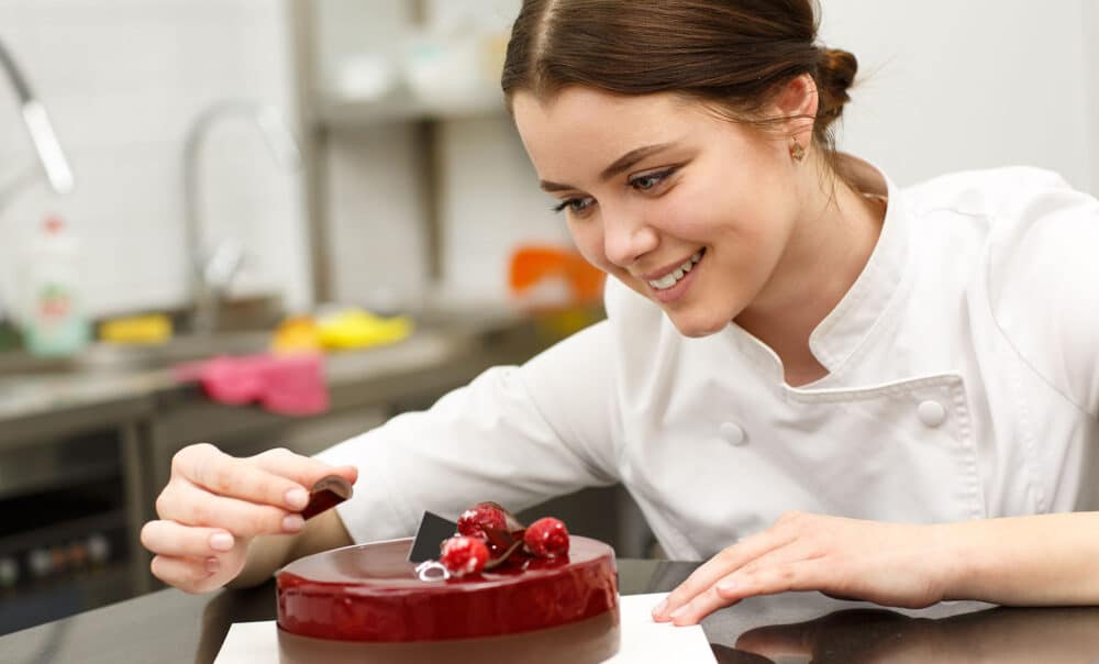 Konditorin bei der Arbeit
