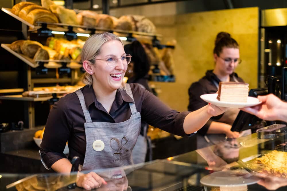 Verkäuferin der Bäckerei Riedmair bei der Arbeit in der Filiale