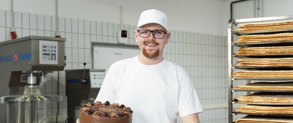 Konditor der Bäckerei Steinbrink bei der Arbeit