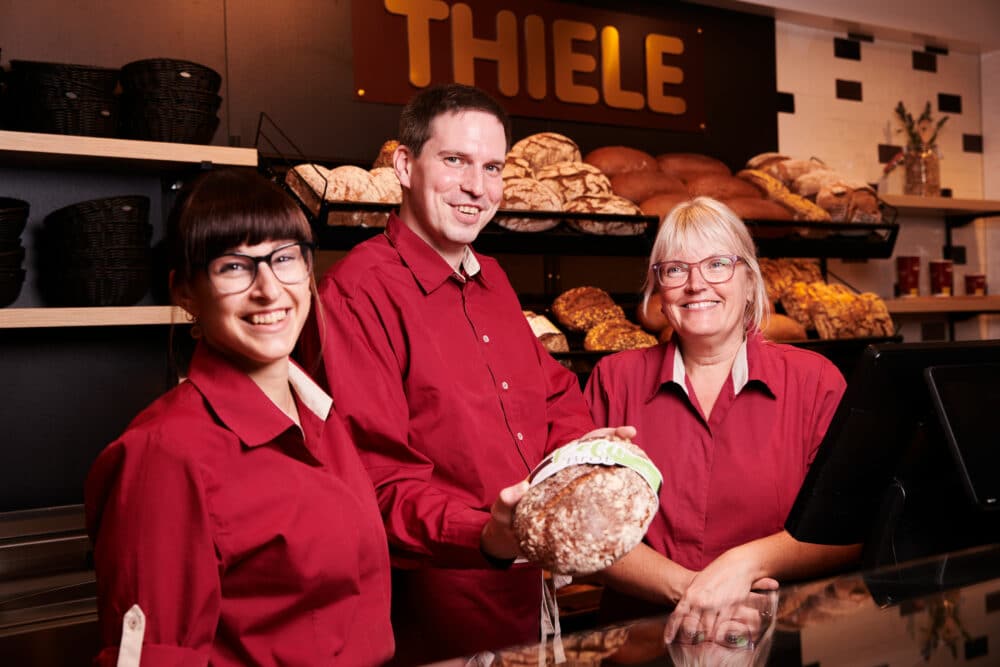 Verkäuferin und Verkäufer der Bäckerei Thiele bei der Arbeit