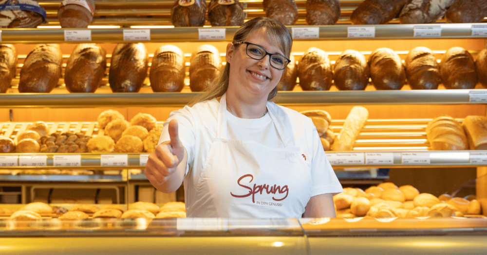 Verkäuferin der Bäckerei und Konditorei Sprung bei der Arbeit in der Filiale in Möckern