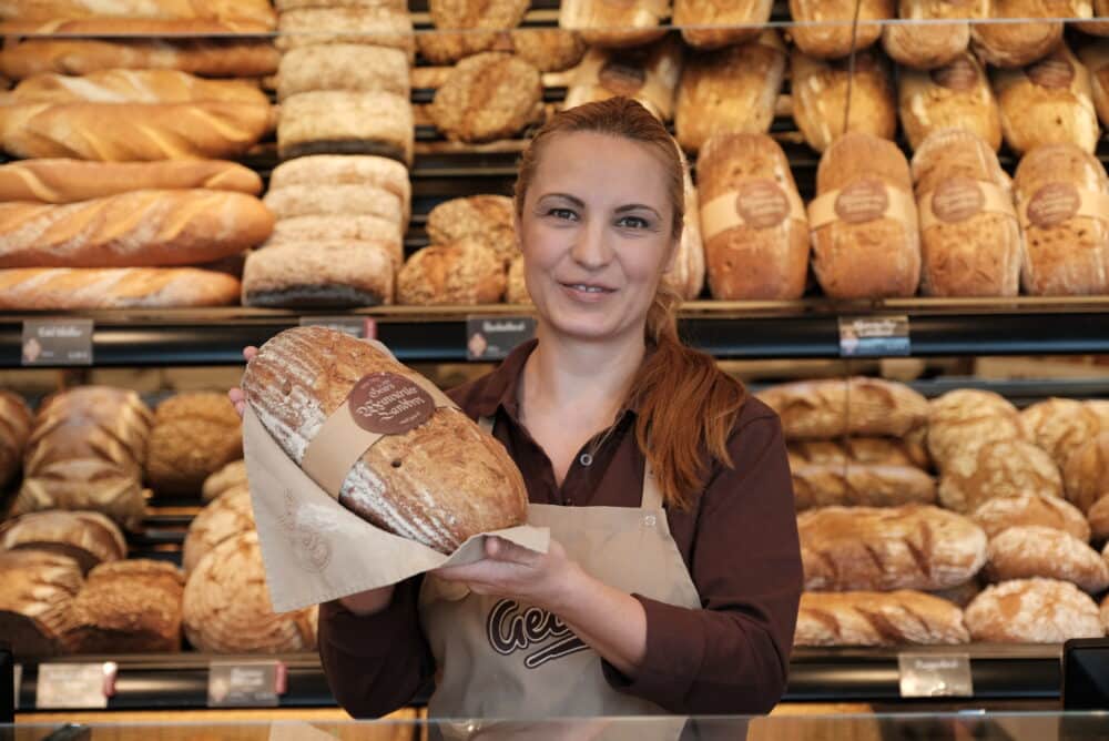 Verkäuferin von Geier die Bäckerei in der Filiale