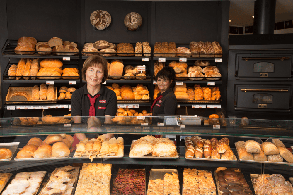 zwei Verkäuferinnen hinter dem Verkaufstresen der Bäckerei Bubner