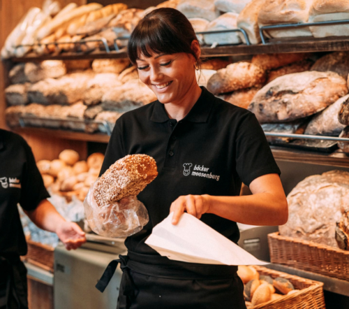 Verkäuferin bei der Bäckerei Meesenburg