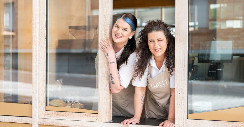 Verkäuferinnen der Bäckerei Übele bei der Arbeit in Aspach und Umgebung
