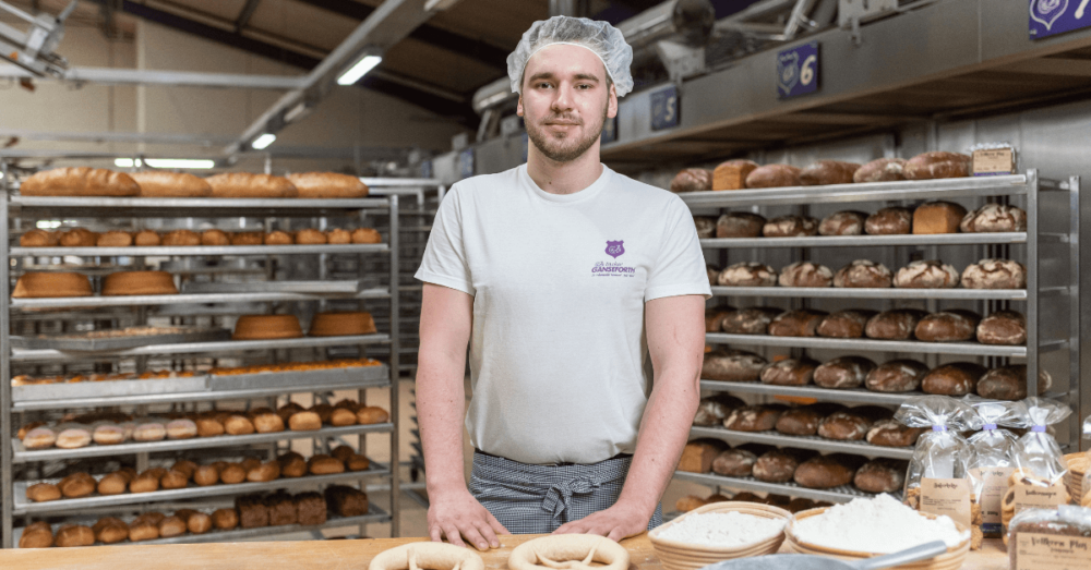 Auszubildender zum Bäcker von der Bäcker Ganseforth in der Backstube