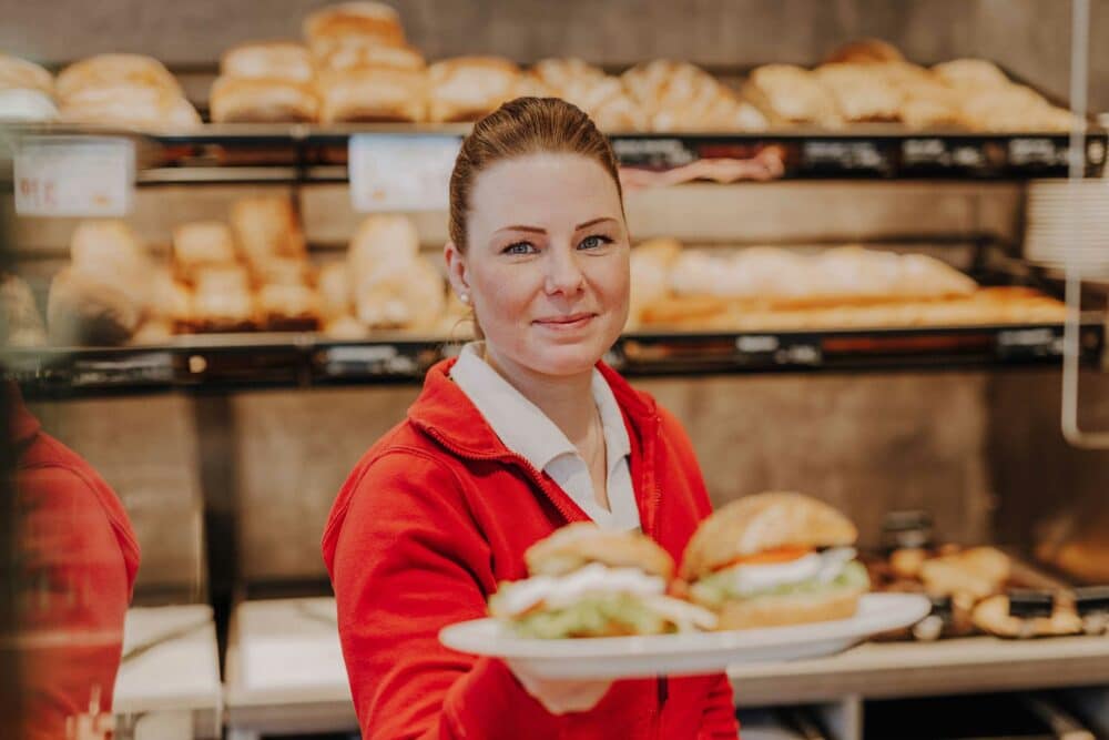 Verkäuferin vom Backhaus Liening bei der Arbeit in der Filiale