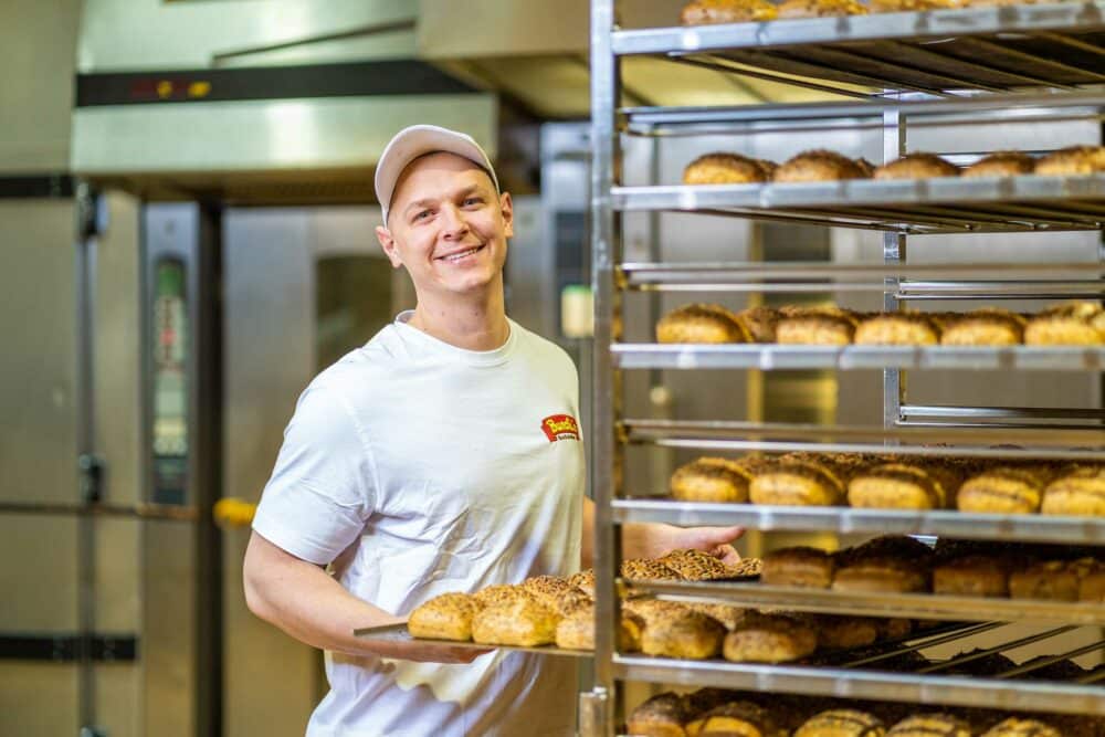 Bäcker der Bäckerei Busch bei der Arbeit in der Backstube in Monheim