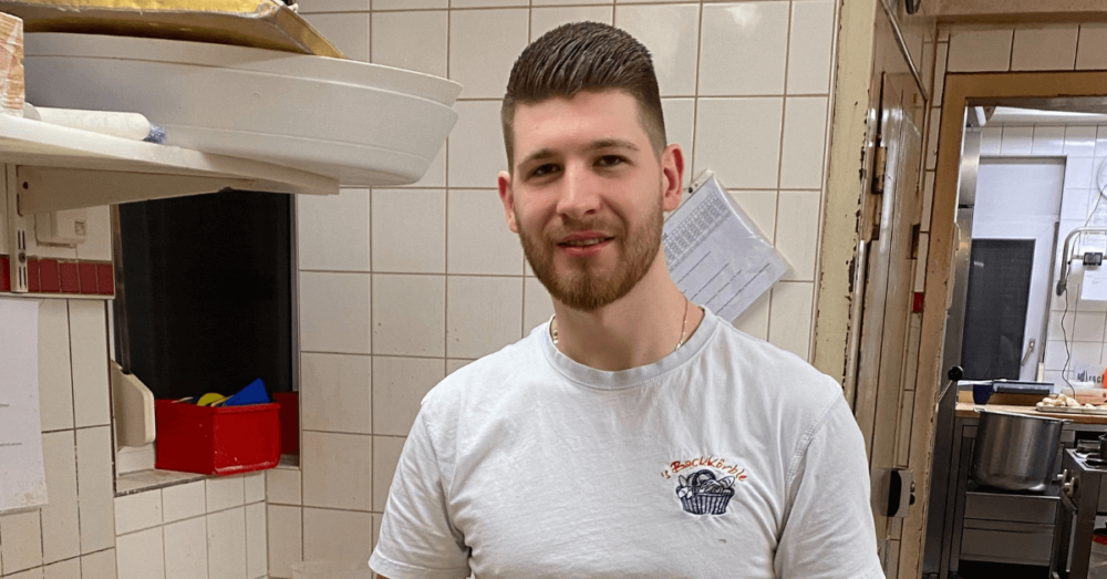 Bäcker der Bäckerei 's Backkörble bei der Arbeit in der Backstube