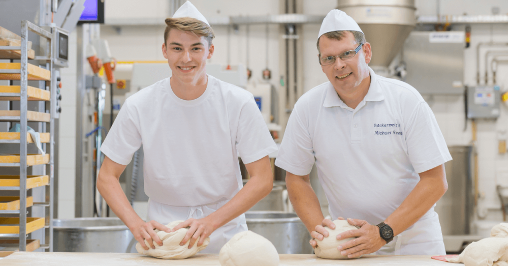 Bäcker vom Backhaus Liening bei der Arbeit in der Backstube