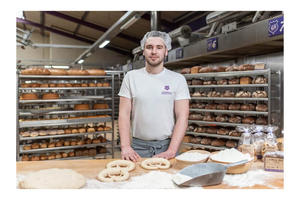 Auszubildender Bäcker Ganseforth bei der Arbeit in der Backstube