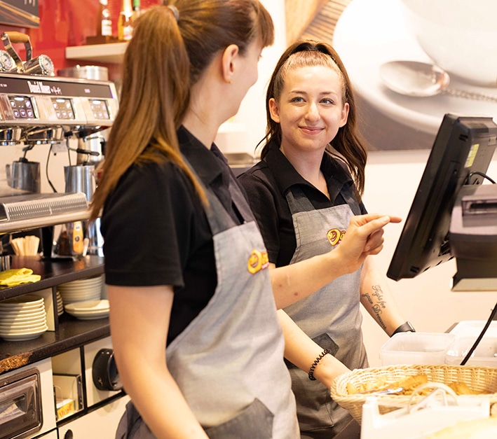 Verkäuferin der Bäckerei Dördelmann bei der Arbeit in der Filiale