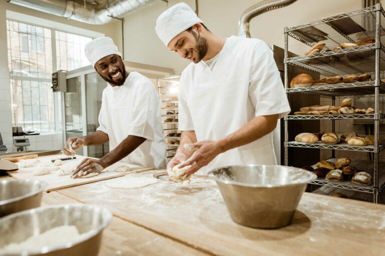 Mitarbeiter werben Mitarbeiter für eine Bäckerei durch ein Mitarbeiterempfehlungsprogramm