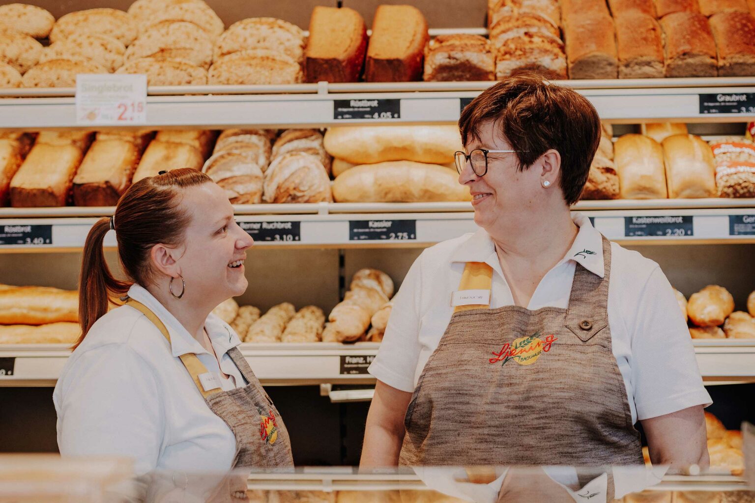 Verkäufer vom Backhaus Liening bei der Arbeit in der Filiale