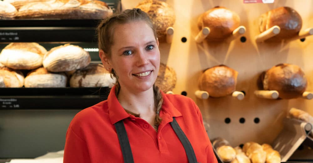 Verkäuferin bei der Bäckerei Schmitz & Nittenwilm in Köln