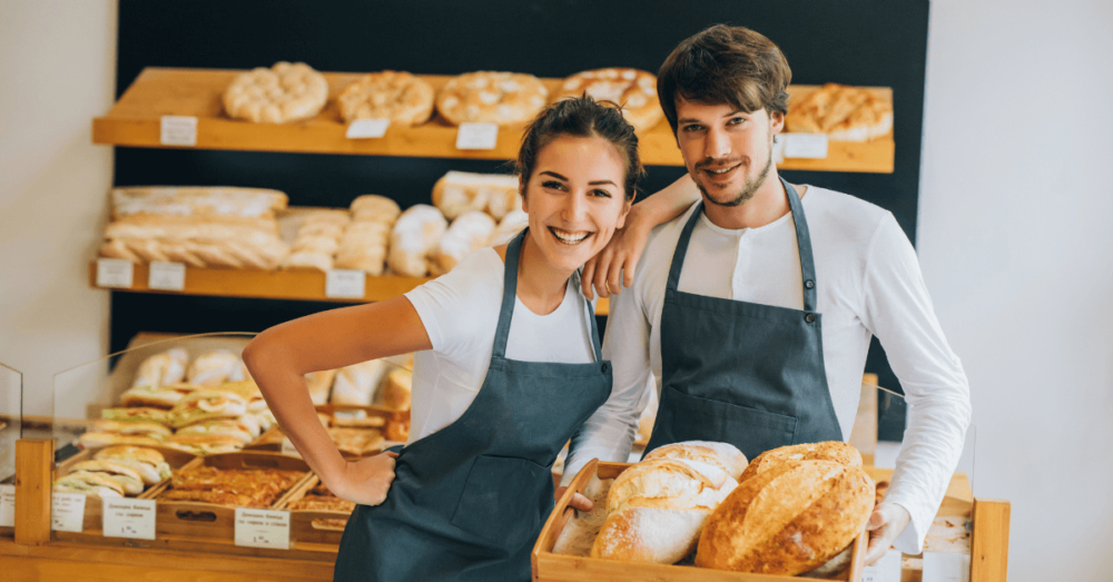 Verkäuferin und Verkäufer der Bäckerei 's Backkörble bei der Arbeit in der Filiale