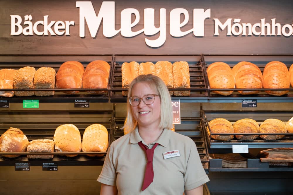Verkäuferin der Bäckerei Meyer Mönchhof bei der Arbeit in der Filiale