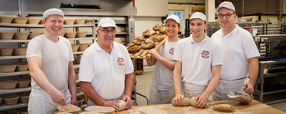 Auszubildende Bäcker und Bäcker von der Bäckerei Mensing bei der Arbeit