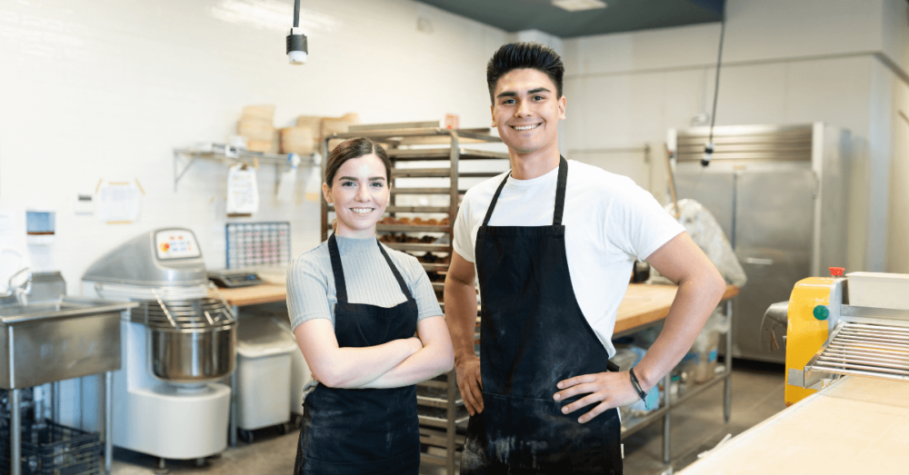 Auszubildende zum Bäcker der Mühlenbäckerei Schmacke in der Backstube