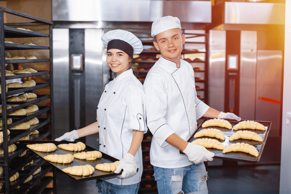 Auszubildender Bäcker bei der Arbeit in der Backstube von seinem Ausbildungsplatz