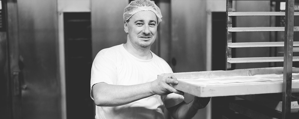 Bäcker der Bäckerei Coors bei der Arbeit in der Backstube in Osnabrück