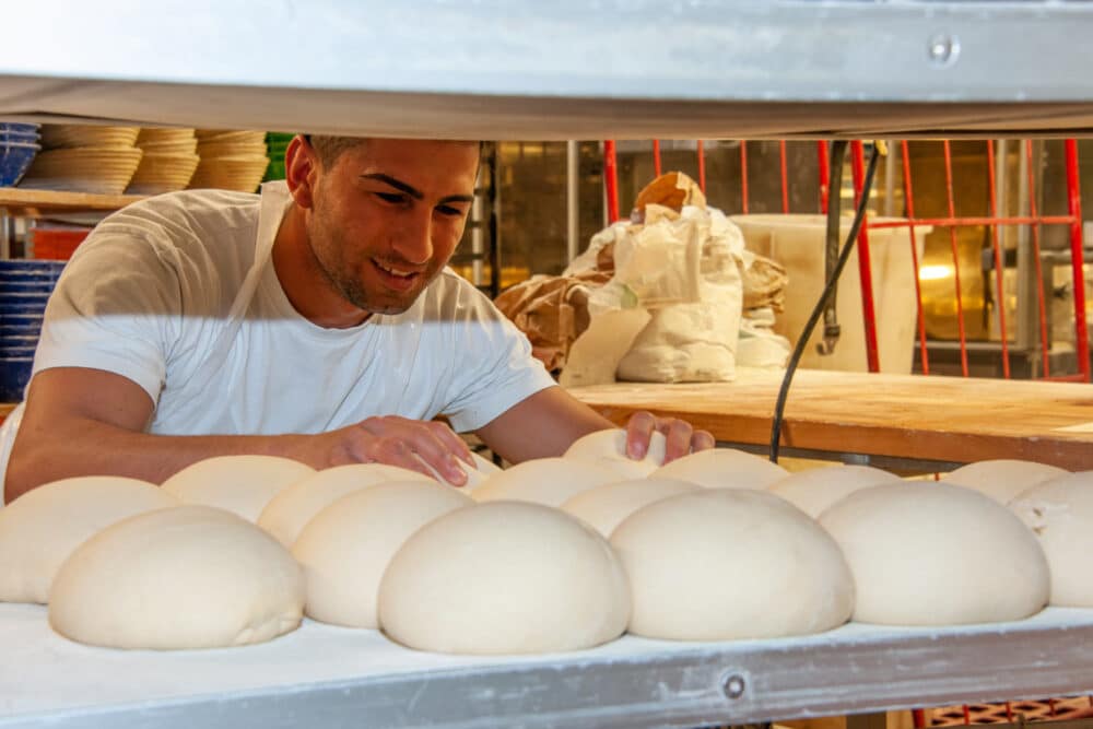 Bäcker der Bäckerei Konditorei Scheubeck bei der Arbeit in der Backstube in Worms