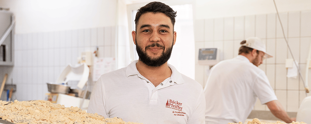 Bäcker der Bäckerei Pfeiffer bei der Arbeit in der Backstube in Steinkirchen