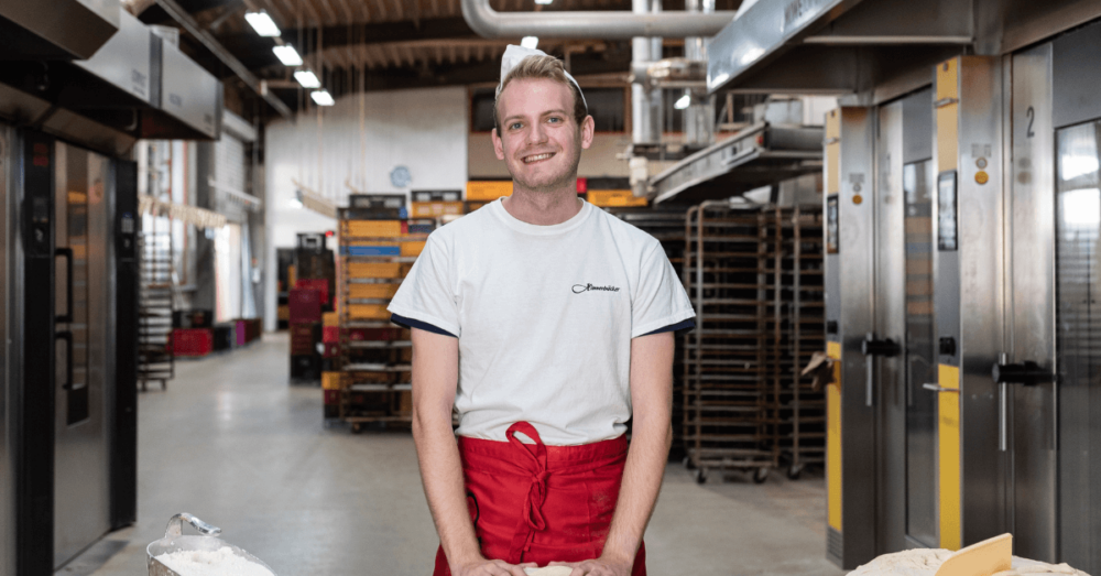 Bäcker der Bäckerei Hinnerbäcker bei der Arbeit in der Backstube in Wölfersheim
