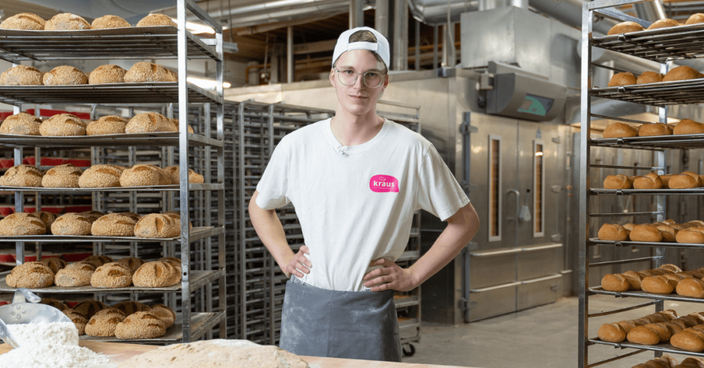 Bäcker der Bäckerei Kraus bei der Arbeit in der Backstube in Köln