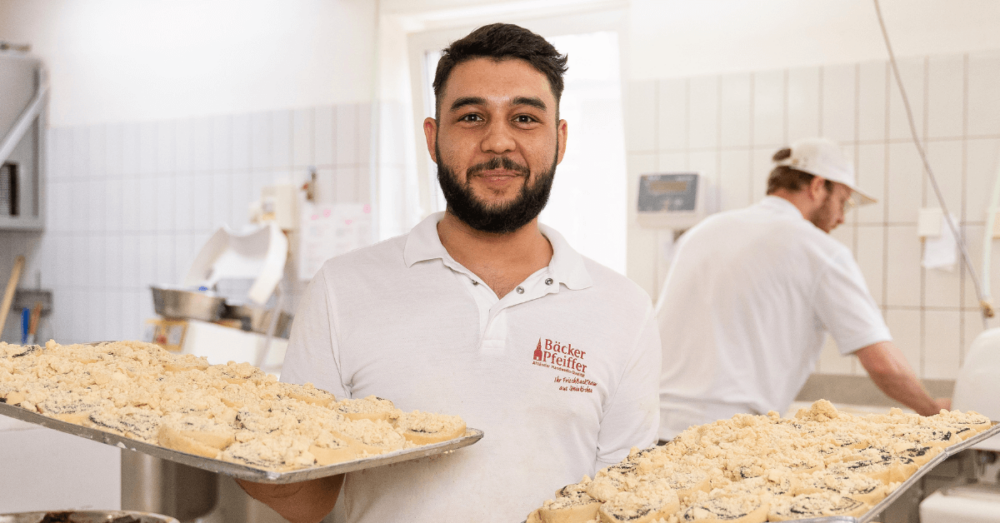 Bäcker der Bäckerei Pfeiffer in der Backstube in Steinkirchen