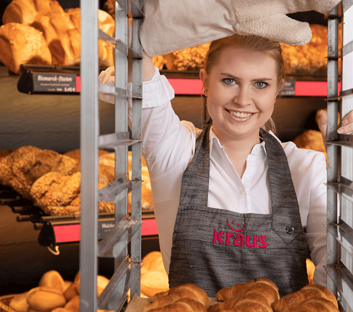Verkäuferin der Bäckerei Kraus bei der Arbeit in der Filiale