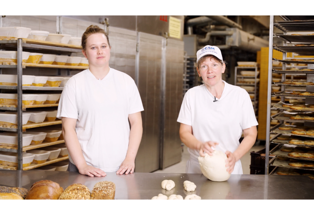 Bäckerin der Bäckerei Schwerdtner bei der Arbeit in der Backstube in Löbau