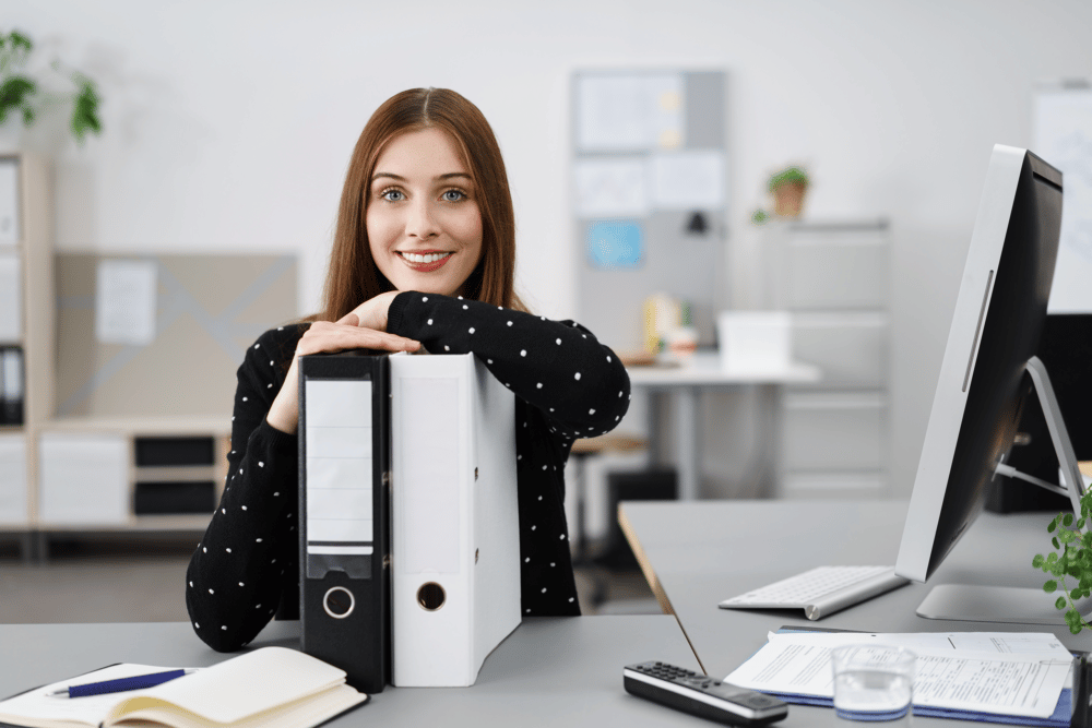 Bürokauffrau bei der Arbeit im Büro