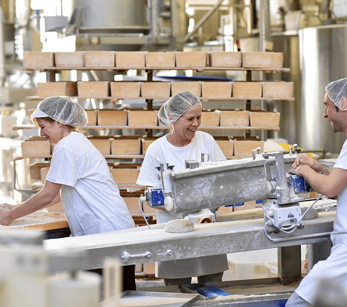 Produktion von Backwaren in der Backstube vom deutschen Bäckerhandwerk heute