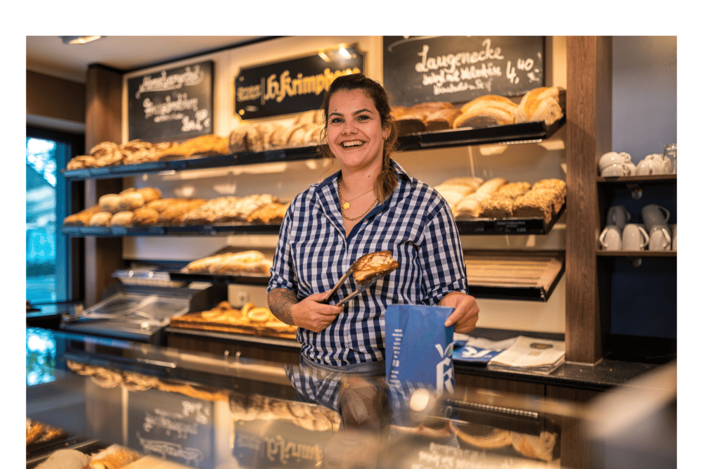 Verkäuferin beim Bäcker Krimphove bei der Arbeit in der Filiale in Münster