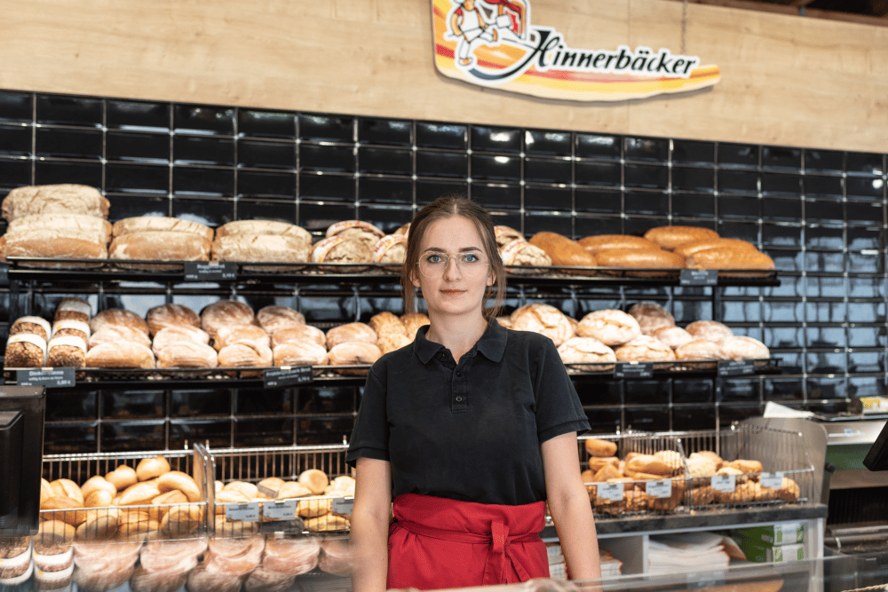 Verkäuferin der Bäckerei Hinnerbäcker bei der Arbeit in der Filiale