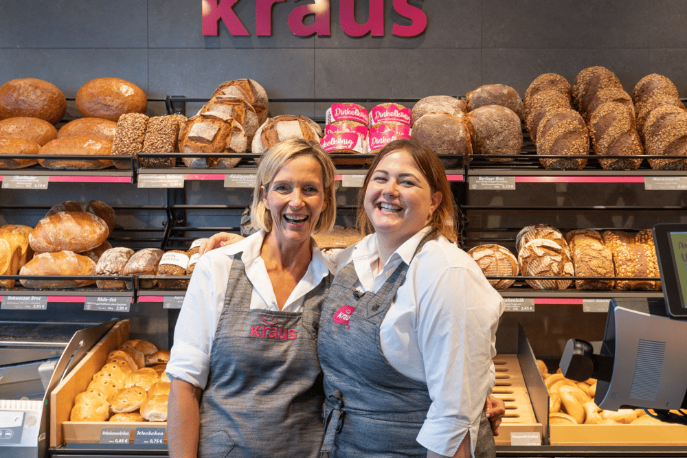 Verkäufer der Bäckerei Kraus bei der Arbeit in der Filiale