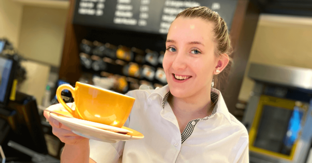 Verkäuferin der Mühlenbäckerei Schmacke bei der Arbeit in der Filiale