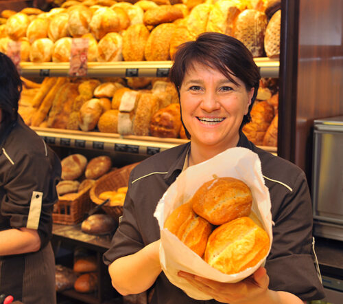 Verkäuferin von der Bäckerei Nelles Brotmanufaktur bei der Arbeit in der Filiale