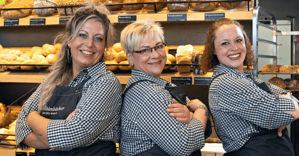 Verkäuferinnen der Mühlenbäckerei Rudolf Jung bei der Arbeit in der Filiale