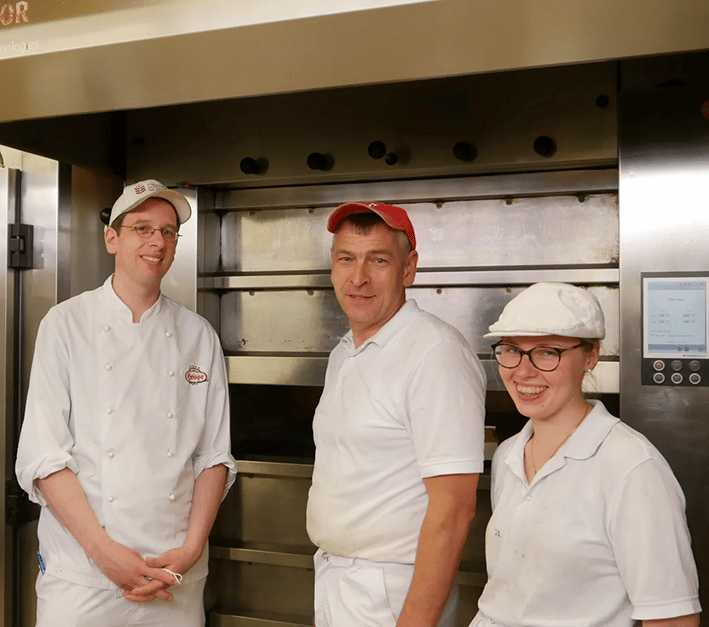 Mitarbeiter der Bäckerei & Konditorei Hesse bei der Arbeit
