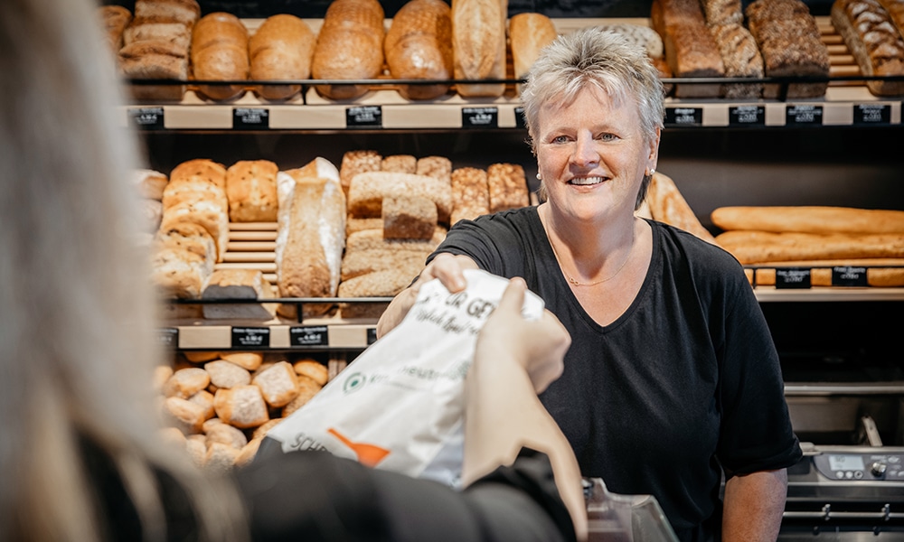 Verkäuferin der Bäckerei & Konditorei Schrunz bei der Arbeit in der Filiale in Münster