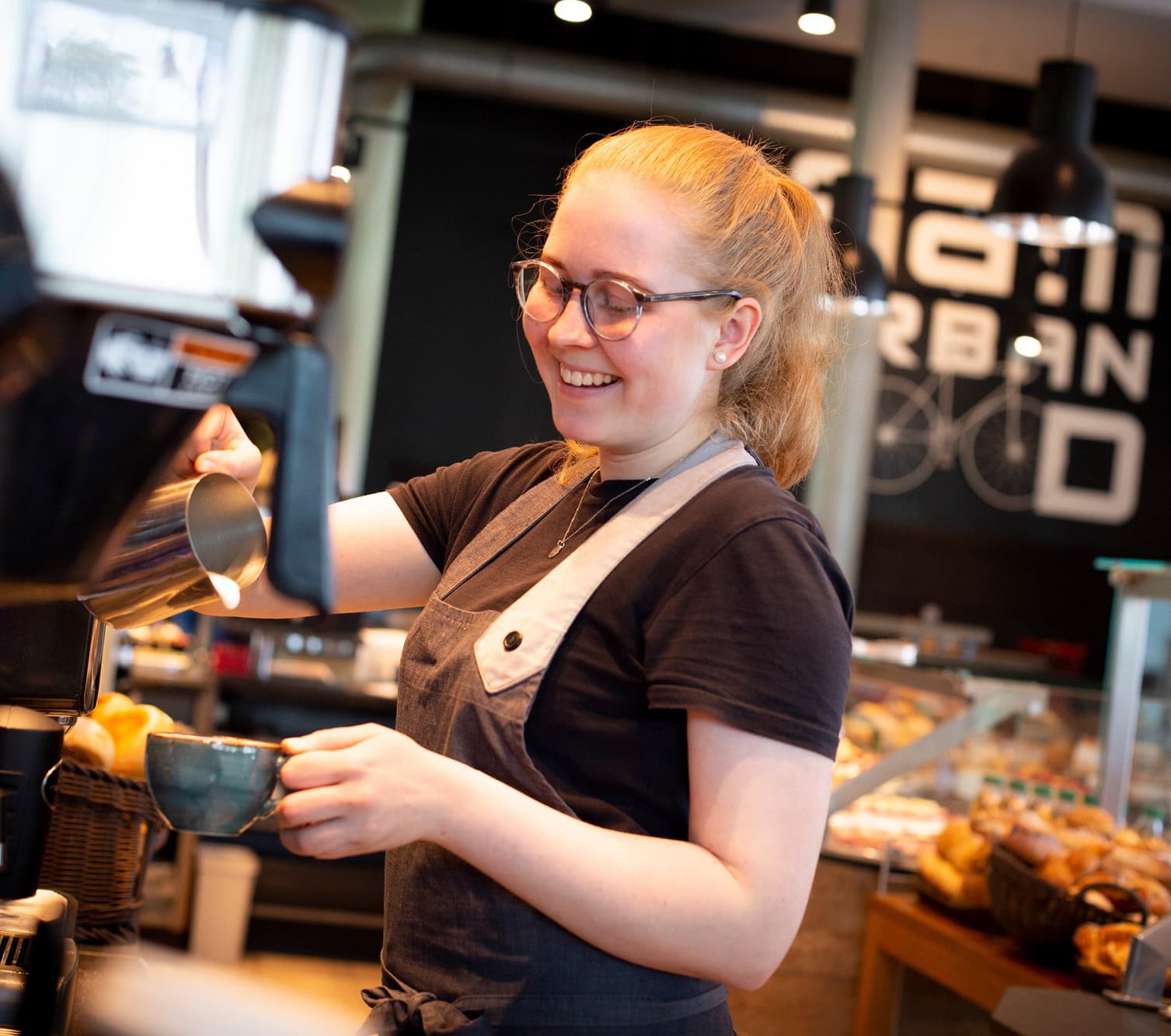 Verkäuferin der Bäckerei SAM URBAN BAKER bei der Arbeit in der Filiale