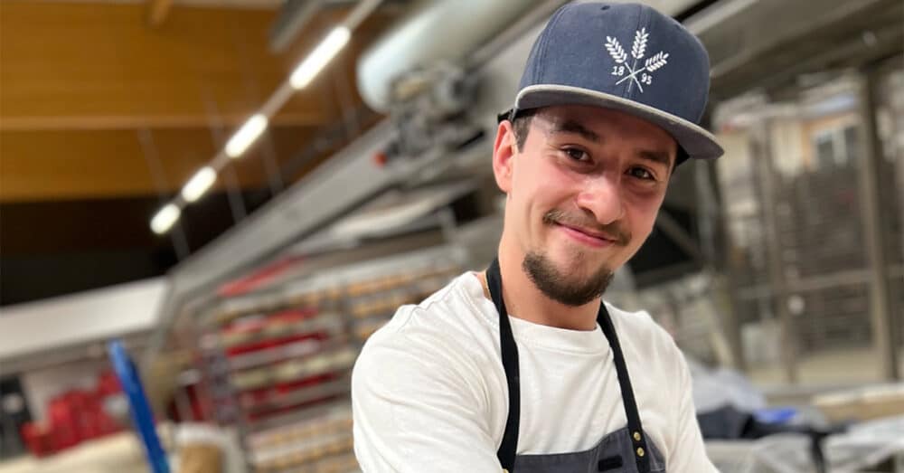 Bäckerauszubildener in der Backstube bei Der Bäcker Feihl in Neumarkt