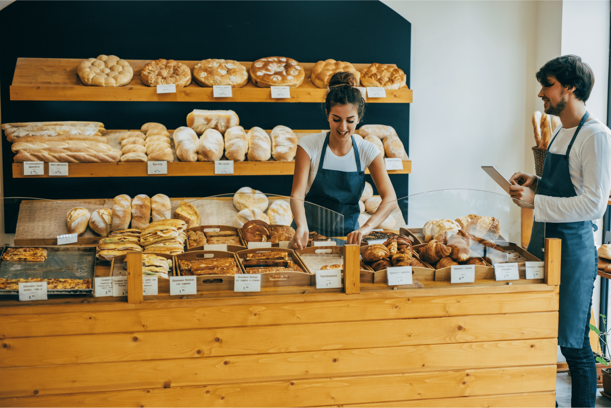 Bäckerei-Mitarbeiter bei der Arbeit in der Filiale