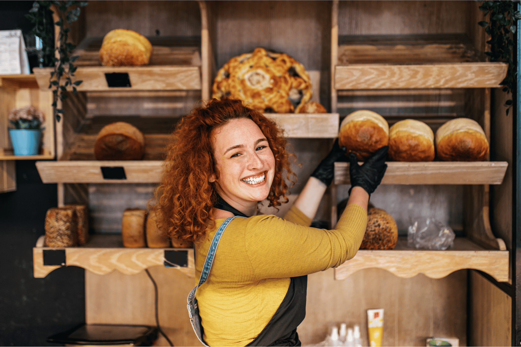 Bäckerei-Mitarbeiterin bei der Arbeit in der Filiale