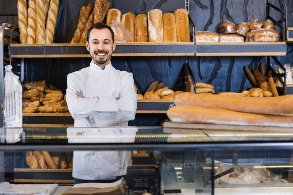 Bäckereifachverkäufer bei der Arbeit in der Bäckerei