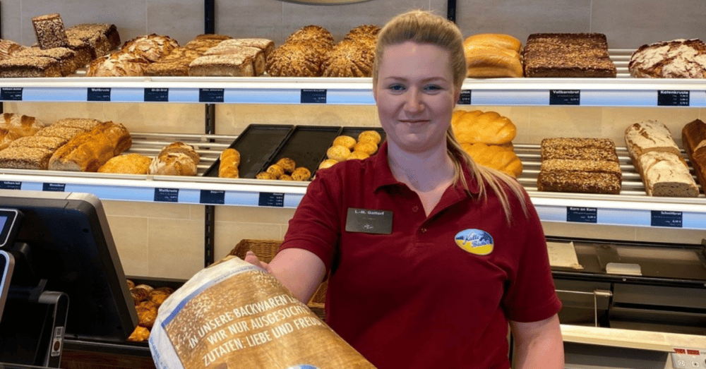 Auszubildende im Verkauf bei der Bäckerei Kalle-Bäcker in Marne