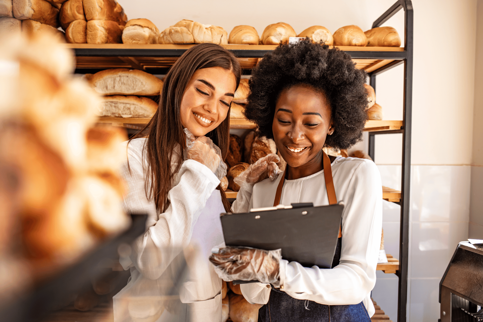 Bäckerinnen in der Backstube bei der Arbeit